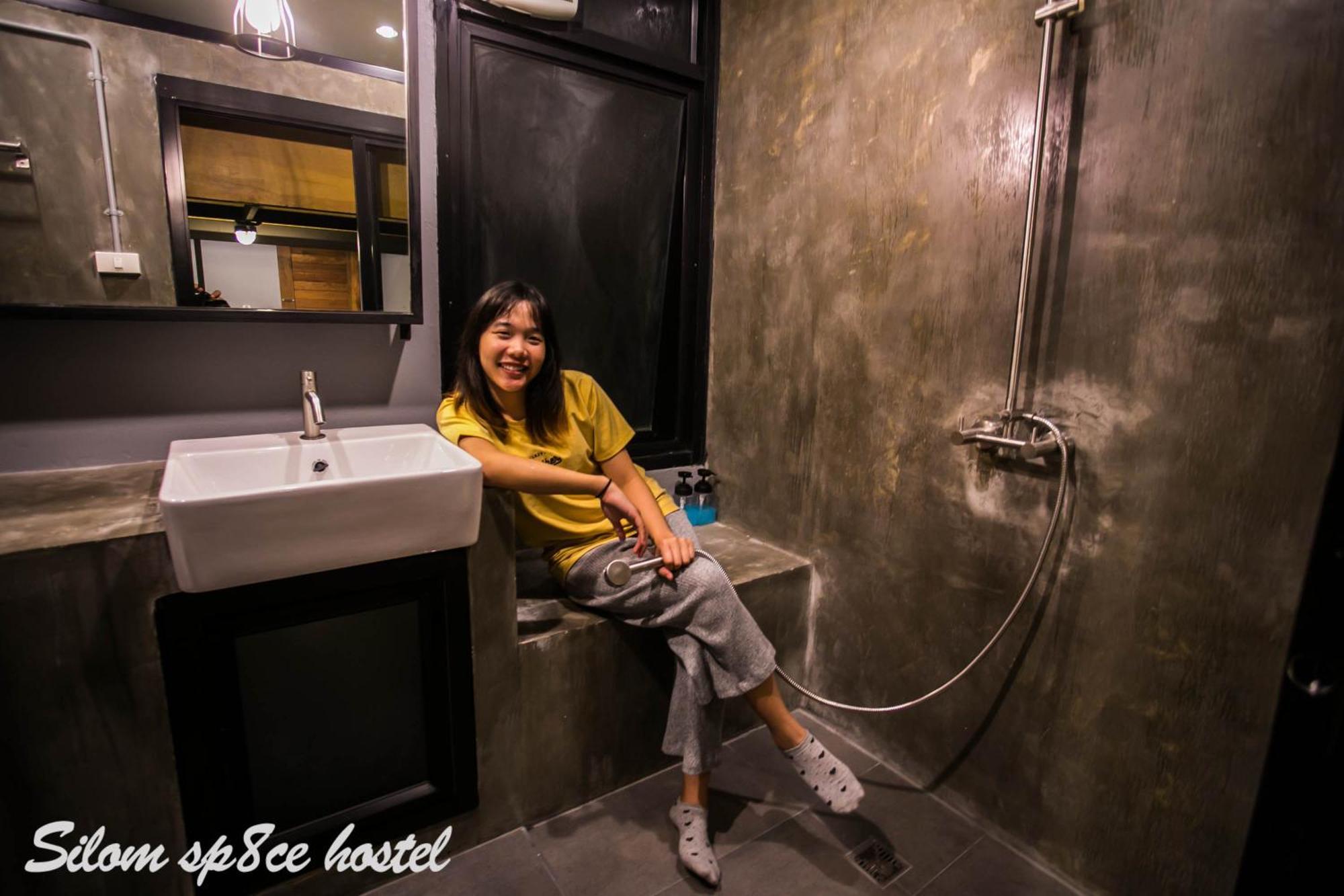 Silom Space Hostel Bangkok Luaran gambar